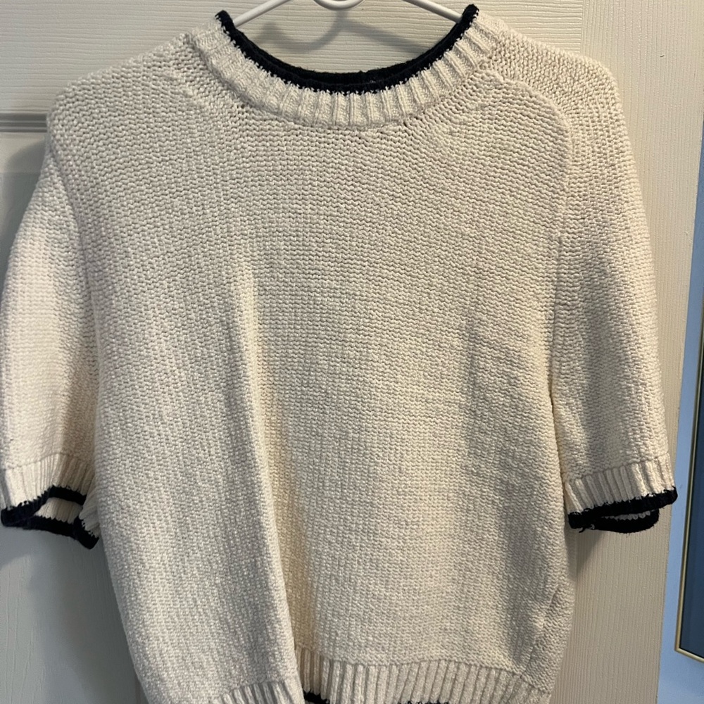 Abercrombie & Fitch Black and White Crew Neck Short Sleeve Sweater